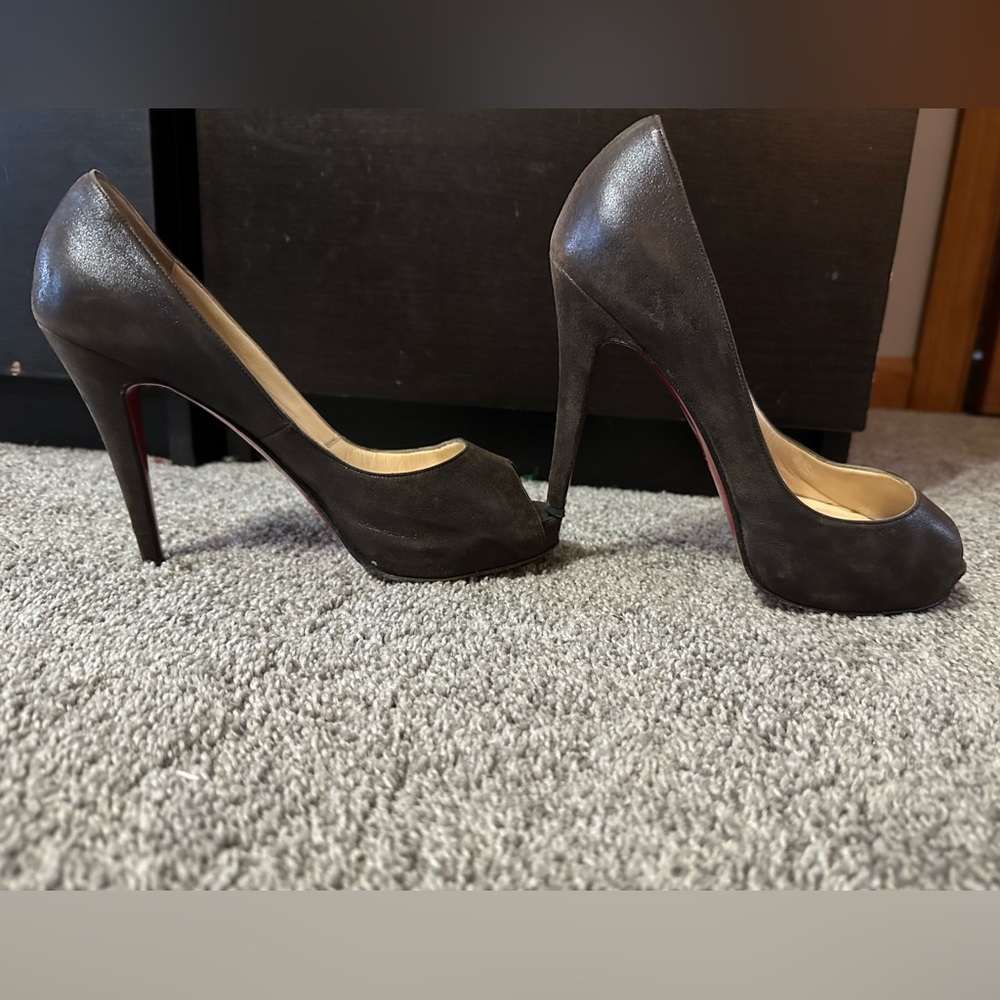 Louboutin size 38 Peep Toe Heel Stiletto Shoe Dark Chocolate Black Sheen